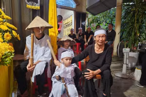 Nhìn cảnh 3 đứa trẻ côi cút trong đám tang ai nấy đều chạnh lòng, thương xót.