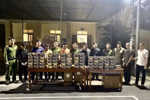 Nhóm người buôn hàng cấm bị công an bắt giữ.