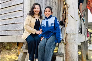 Giáo viên Trường THCS&THPT dân tộc nội trú Hà Tĩnh bám bản đưa học trò tới trường sau ngày Tết. (Ảnh:B.H)