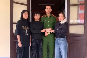 Hai học sinh trả lại tiền và vàng cho người đánh rơi.