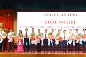 Thường trực Tỉnh ủy Hà Tĩnh trao quyết định cho cán bộ được luân chuyển, điều động.