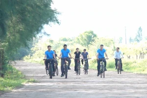 Nhân viên Công ty Formosa Hà Tĩnh đạp xe thể dục trên cung đường xanh sau giờ tan ca.