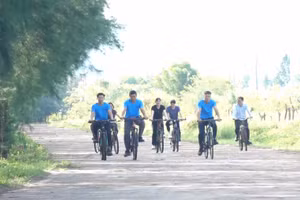 Nhân viên Công ty Formosa Hà Tĩnh đạp xe thể dục trên cung đường xanh sau giờ tan ca.