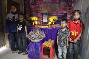 Mẹ qua đời vì ung thư, 5 đứa trẻ phải sống dựa vào người cha ốm đau trong căn nhà tồi tàn.