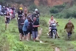 Người thân đưa bé gái bị sét đánh tử vong ở Hà Tĩnh về nhà mai táng. (Ảnh: CTV).