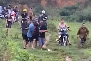 Người thân đưa bé gái bị sét đánh tử vong ở Hà Tĩnh về nhà mai táng. (Ảnh: CTV).