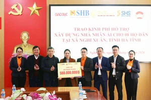 Trao 560 triệu đồng xây dựng nhà nhân ái cho 4 hộ dân ở xã Nghi Xuân.