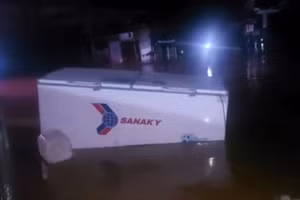 Vật dụng, của cải của người dân các xã miền Tây tỉnh Nghệ An bị cuốn theo dòng lũ. (Ảnh cắt từ clip)