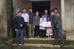 Báo GD&TĐ cùng chính quyền địa phương trao quà bạn đọc đến với gia đình anh Tâm.