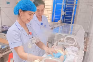 Bé sơ sinh bị bỏ rơi đang được chăm sóc tại Trung tâm Y tế huyện Thạch Hà. (Ảnh: K.M) 