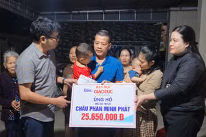 Trao hơn 25 triệu do Báo GD&TĐ kết nối tới hoàn cảnh bé trai 3 tuổi bị ung thư