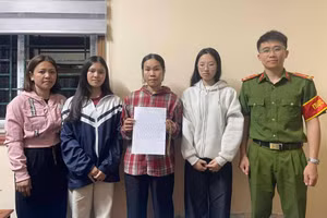 Hai nữ sinh làm thủ tục trả lại vàng cho người đánh rơi.