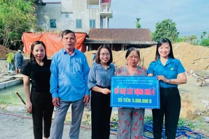 Hội LHPN phường Hà Huy Tập (Hà Tĩnh) vận động hỗ trợ hoàn cảnh khó khăn trên địa bàn. (Ảnh: Hoa Hạ)