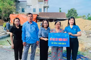 Hội LHPN phường Hà Huy Tập (Hà Tĩnh) vận động hỗ trợ hoàn cảnh khó khăn trên địa bàn. (Ảnh: Hoa Hạ)