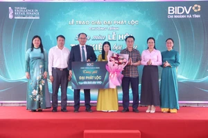 Khách hàng ở Hà Tĩnh trúng hơn 686 triệu đồng khi gửi tiết kiệm tại BIDV.