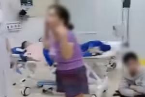 Người nhà bệnh nhi trao đổi với bác sĩ sau khi xảy ra vụ việc. (Ảnh cắt từ clip)