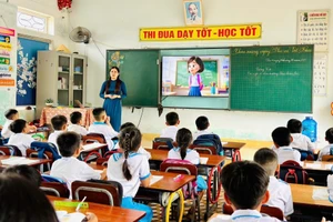 Giáo viên ở Hà Tĩnh sử dụng công nghệ vào giảng dạy.