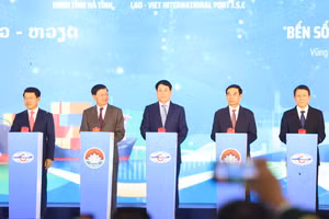 Lãnh đạo cấp cao hai nước Việt Nam và Lào tham dự và ấn nút khánh thành Cảng quốc tế Lào – Việt.
