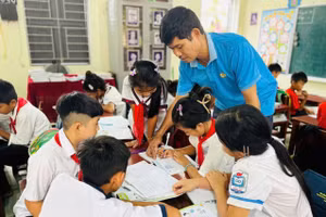 Thầy Trần Đình Chung phụ trách lớp ghép 4 -5 trong mỗi buổi dạy. (Ảnh: Đ.C)