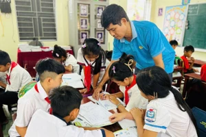 Thầy Trần Đình Chung phụ trách lớp ghép 4 -5 trong mỗi buổi dạy. (Ảnh: Đ.C)