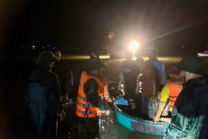 Lực lượng chức năng cứu hộ người dân gặp nạn trên biển Hà Tĩnh. (Ảnh CTV)