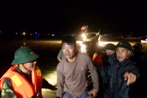 Lực lượng cứu hộ đưa những nạn nhân bị lật tàu trên biển Thiên Cầm (Hà Tĩnh) vào bờ an toàn. (Ảnh CTV).