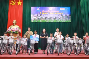 Đại diện Báo GD&TĐ, Sở GD&ĐT Hà Tĩnh cùng nhà tài trợ trao tặng xe đạp cho các học sinh có hoàn cảnh khó khăn.