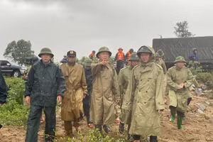 Phó Thủ tướng Trần Hồng Hà kiểm tra, chỉ đạo ứng phó bão Kajiki tại Hà Tĩnh. (Ảnh: CAHT)