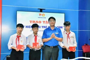 Đại diện Tỉnh đoàn Hà Tĩnh trao huy hiệu "Tuổi trẻ dũng cảm" của Trung ương đoàn đến 3 học sinh dũng cảm cứu người.