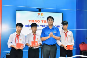 Đại diện Tỉnh đoàn Hà Tĩnh trao huy hiệu "Tuổi trẻ dũng cảm" của Trung ương đoàn đến 3 học sinh dũng cảm cứu người.