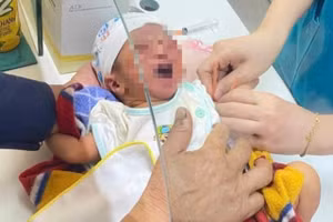 Trạm Y tế xã Trường Sơn chăm sóc bé gái khoảng 2 ngày tuổi bị bỏ rơi.