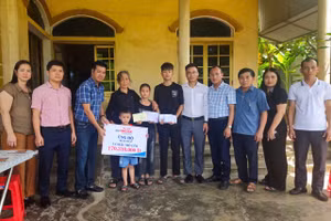 Trao hơn 170 triệu đồng đến 3 cháu mồ côi cả cha lẫn mẹ 