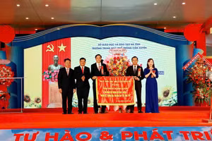 Lãnh đạo tỉnh Hà Tĩnh và Sở GD&ĐT trao cờ thi đua xuất sắc cho tập thể nhà trường năm 2022.