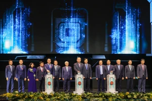 Lãnh đạo Đảng, Nhà nước cùng đại biểu thực hiện nghi thức khởi công 100 phòng học STEM.