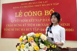 Em Võ Thị Nhung tại lễ kết nạp đảng viên.