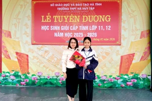 Cô Đặng Thị Hoa (giáo viên bồi dưỡng) cùng thủ khoa Nguyễn Mỹ Linh.
