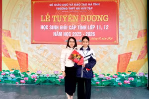 Cô Đặng Thị Hoa (giáo viên bồi dưỡng) cùng thủ khoa Nguyễn Mỹ Linh.