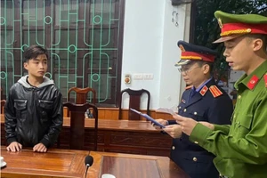 Cơ quan điều tra đọc lệnh khởi tố đối với Lê Văn Phương. (Ảnh: T.H)