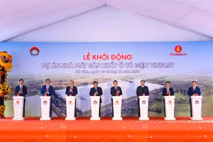 Các đại biểu ấn nút khởi động dự án.