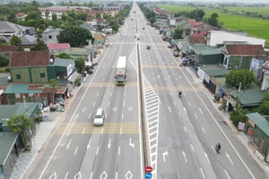 Vạch xương cá trên quốc lộ 1 đoạn qua xã Cẩm Bình (Hà Tĩnh) gây lúng túng cho tài xế. (Ảnh: T.H)