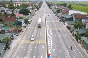 Vạch xương cá trên quốc lộ 1 đoạn qua xã Cẩm Bình (Hà Tĩnh) gây lúng túng cho tài xế. (Ảnh: T.H)