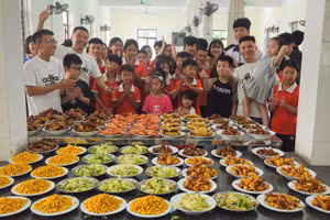 Gần 100 suất ăn dành tặng Làng trẻ em mồ côi Hà Tĩnh