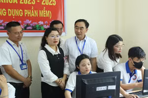 Bà Nguyễn Thị Nguyệt - Giám đốc Sở GD&ĐT Hà Tĩnh (thứ 2 từ trái qua) thị sát cuộc thi.