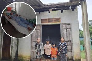 Bố bị tai nạn liệt tủy, 2 đứa trẻ sống cơ cực với ông bà nội già yếu.