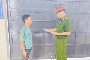 Công an đọc lệnh khởi tố đối với Trần Hậu Phúc.