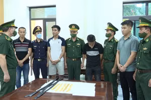 Lực lượng chức năng bắt giữ 4 người cùng tang vật.