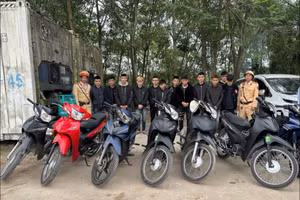 Nhóm thanh thiếu niên gây náo loạn khi đi đón bạn tù bị lực lượng chức năng triệu tập, xử lý. (Ảnh: CAHT)