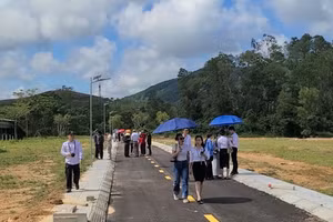 Nhân viên công ty môi giới bất động sản dẫn khách đi xem đất dự án tự "vẽ" tại xã Toàn Lưu. 