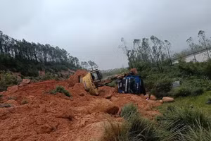 Hiện trường vụ sạt lở ở Hà Tĩnh khiến 2 công nhân bị thương. (Ảnh: K.A)