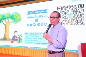 Diễn giả Trần Việt Quân chia sẻ những năng lượng tích cực đến giáo viên, phụ huynh ở Hà Tĩnh.